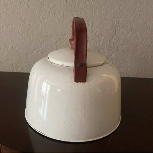 Vintage 1920’s Enamel Tea Pot White w/ Red & Brown Trim. Very Good Condition - Picture 3 of 8
